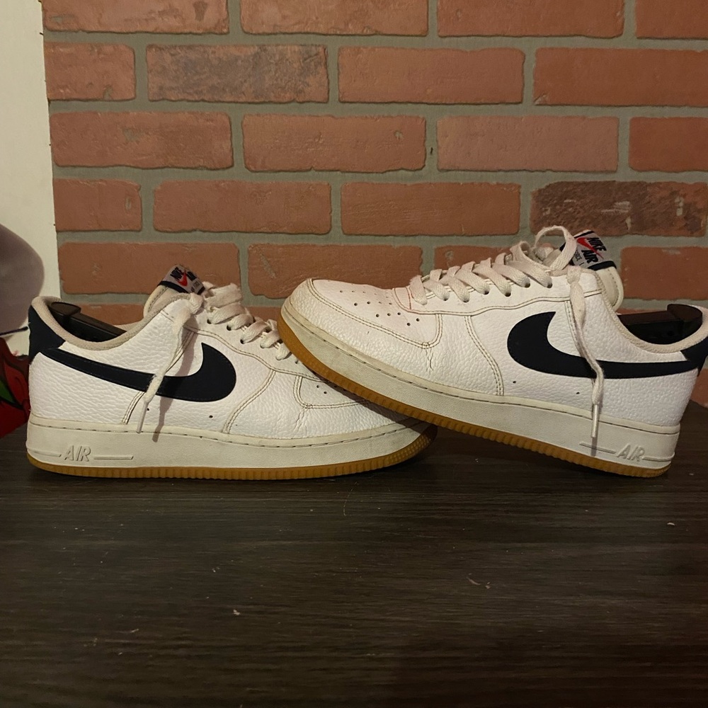 Gum bottom black swoosh Air Force 1